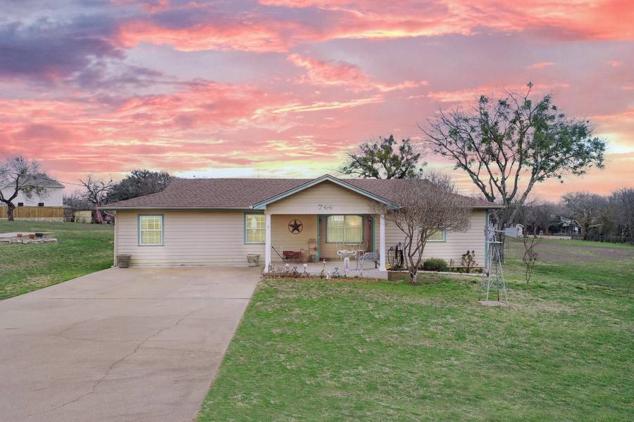 744 N Crockett Street, Granbury, TX 76048