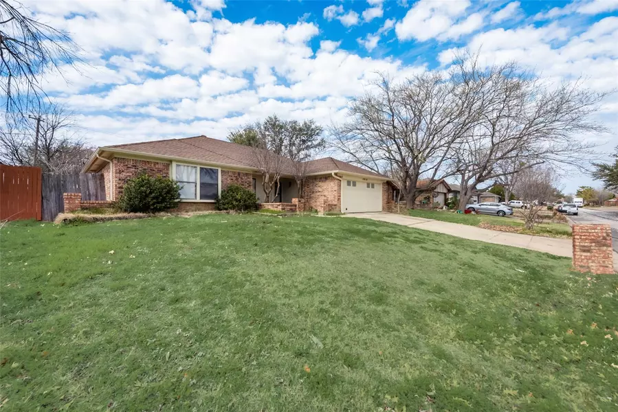 4916 Green Hollow Drive, Arlington, TX 76017