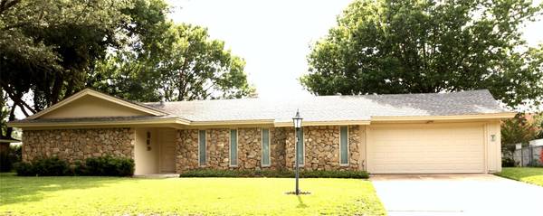 4009 Golden Oaks Drive, Haltom City, TX 76117