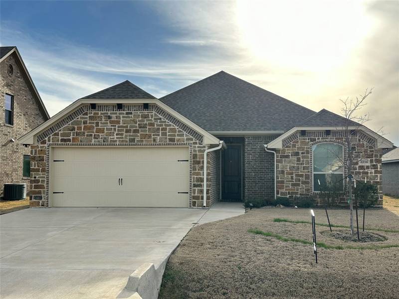 3206 Arrow Creek Drive, Granbury, TX 76049