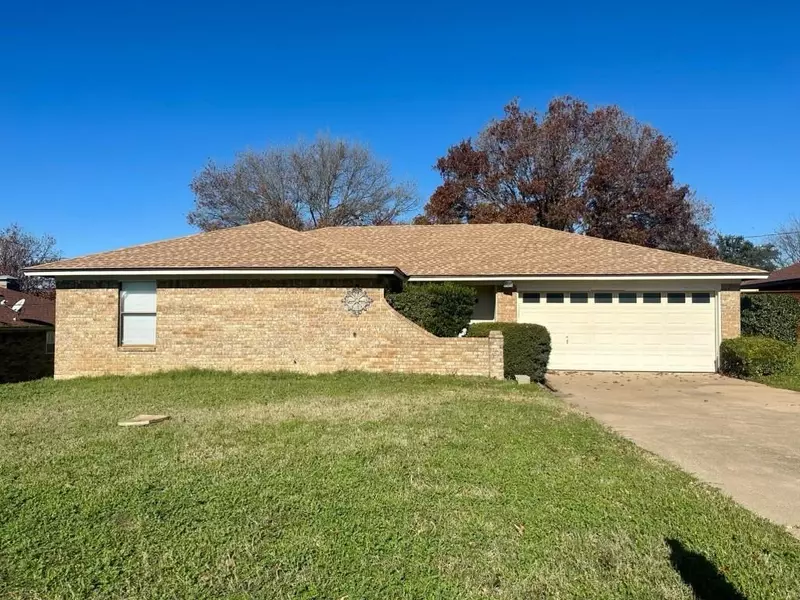 2108 Gumm Road, Edgecliff Village, TX 76134