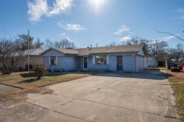 121 Leslie,  Bonham,  TX 75418