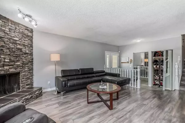 Calgary, AB T3K 1T8,1476 Berkley DR NW