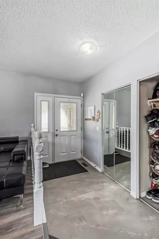 Calgary, AB T3K 1T8,1476 Berkley DR NW