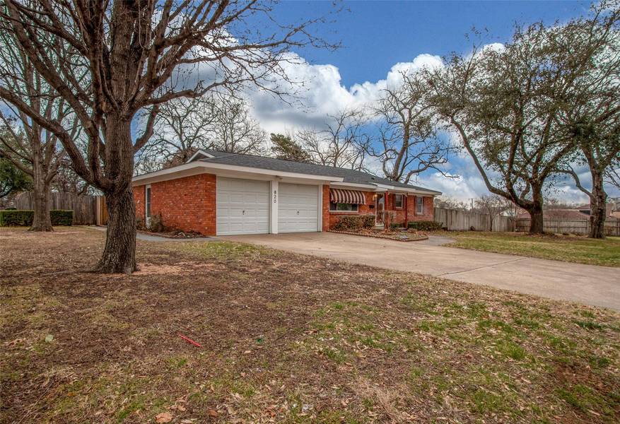 820 Forest Oaks Lane, Hurst, TX 76053