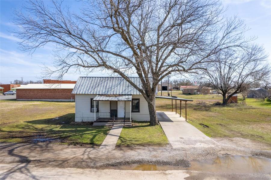 27 S Front St, Santo, TX 76472