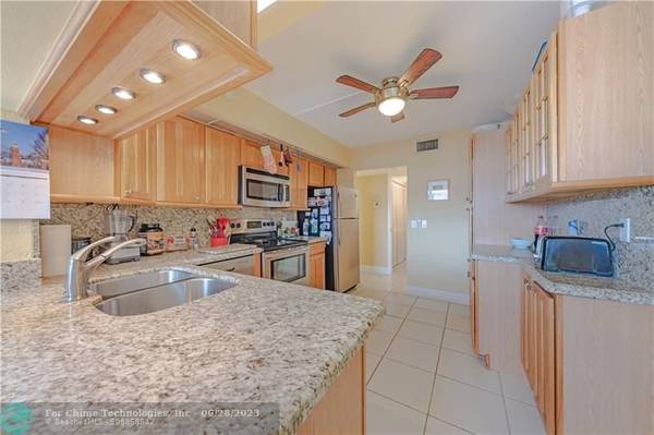 Oakland Park, FL 33309,106 Lake Emerald Dr  #212