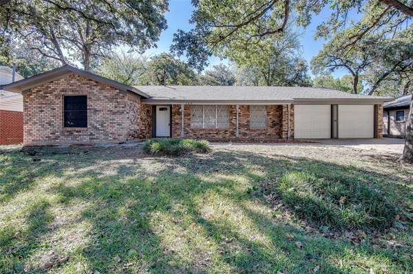 725 Bedford Court W, Hurst, TX 76053