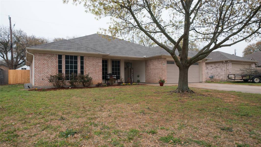 527 Lone Star Street, Joshua, TX 76058