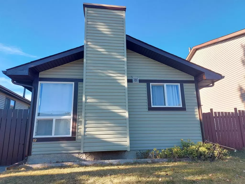 Calgary, AB T3J 1Y6,19 Castlegreen Close NE