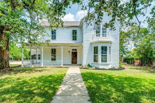 313 E Lee,  Weatherford,  TX 76086