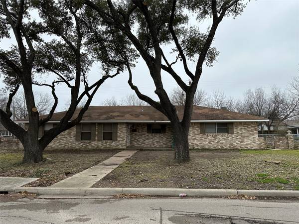 310 E 6th Street, Kaufman, TX 75142