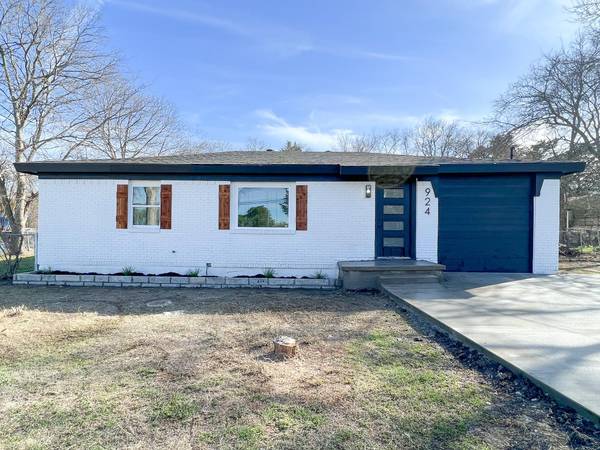 924 W Pleasant Run Road,  Desoto,  TX 75115