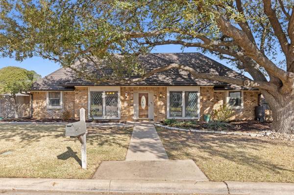 4305 Three Oaks Drive, Arlington, TX 76016