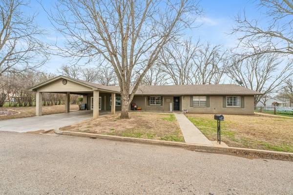 304 S Wieser Street, Hamilton, TX 76531