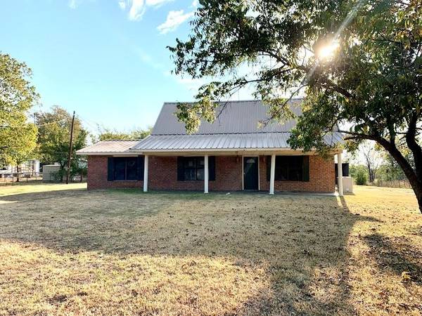 102 S Avenue D, Wortham, TX 76693