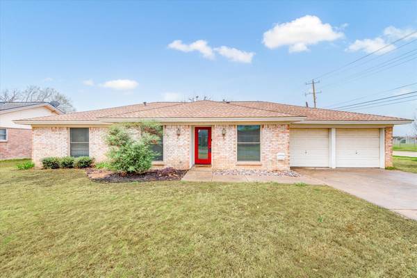 2033 Cimarron Trail, Hurst, TX 76054