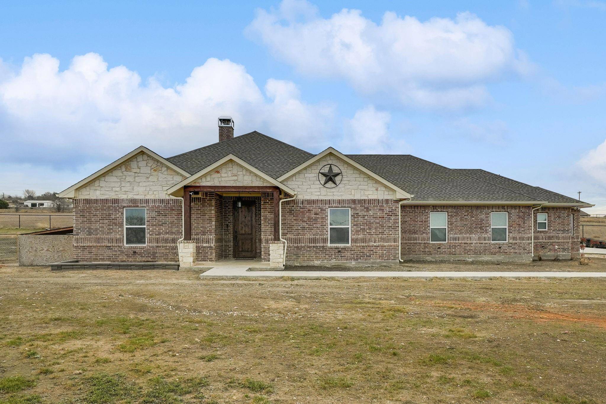 1044 Justin Drive,  Springtown,  TX 76082