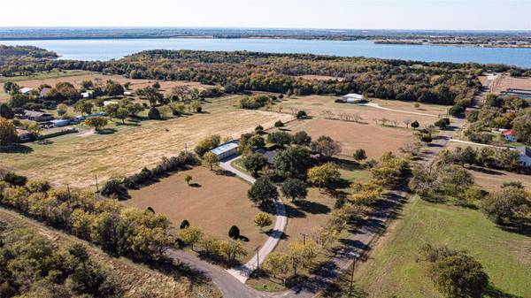 4801 Lakeview Drive, Ennis, TX 75119