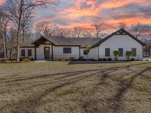 501 Monna Court,  Granbury,  TX 76049