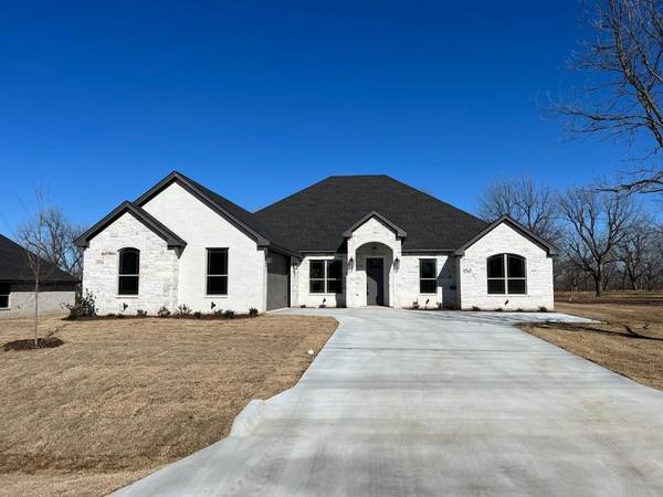 2718 Village Drive, Granbury, TX 76049