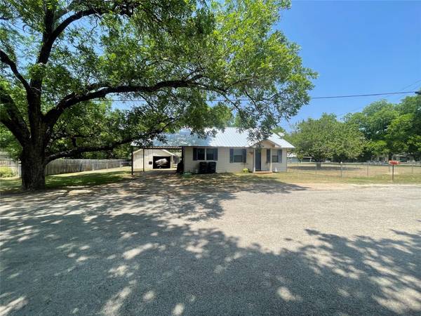 417 E Labadie Avenue, De Leon, TX 76444