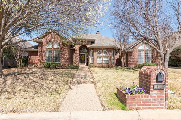 6716 Castle Creek Drive, Fort Worth, TX 76132