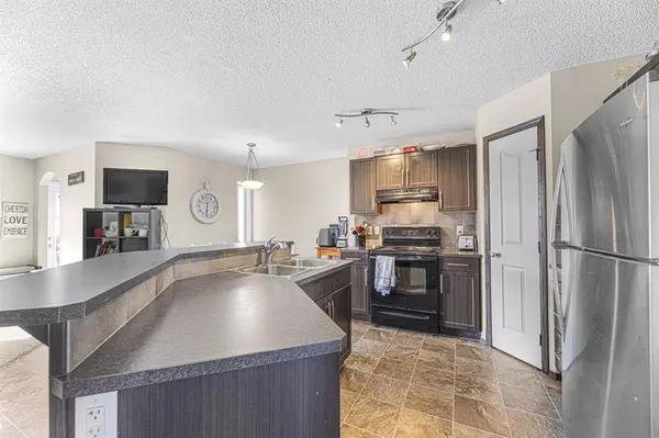 Calgary, AB T3M 0G7,210 Cranberry PL SE