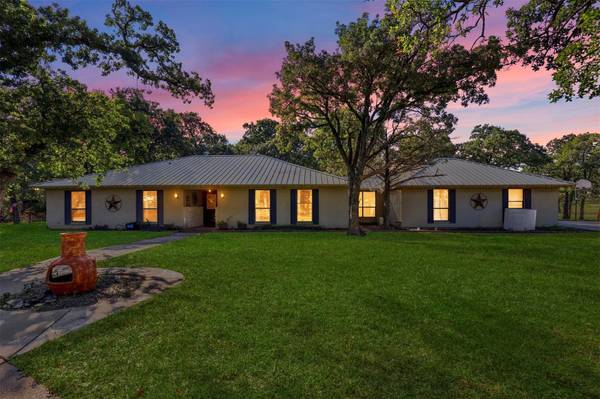 102 Shady Grove Court, Joshua, TX 76058