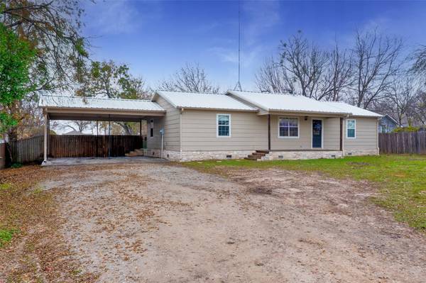 608 Franklin Street W, Wolfe City, TX 75496