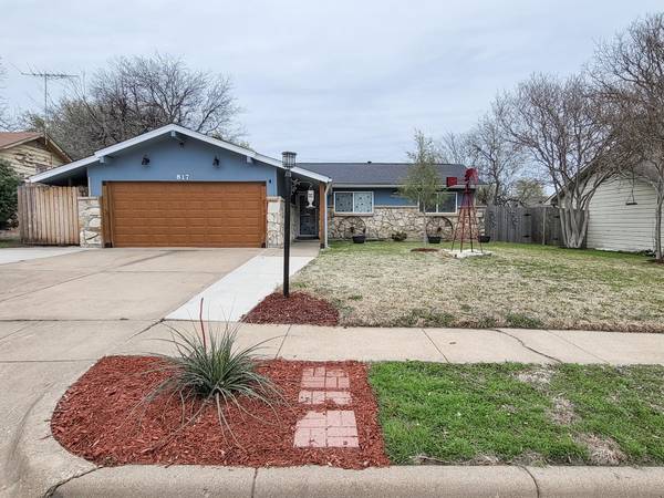 817 E Mission Street, Crowley, TX 76036