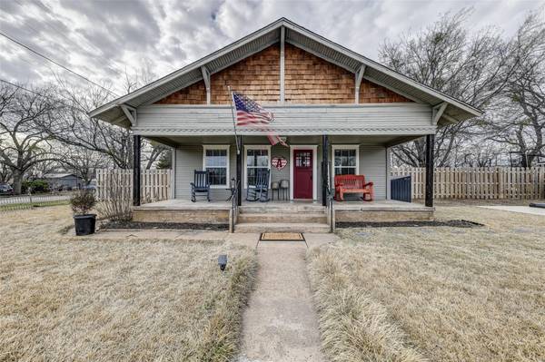 110 S Wickham Street, Alvord, TX 76225