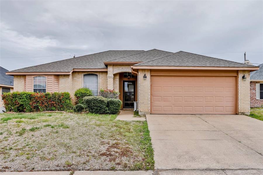 6701 Pecanwood Drive, Arlington, TX 76001