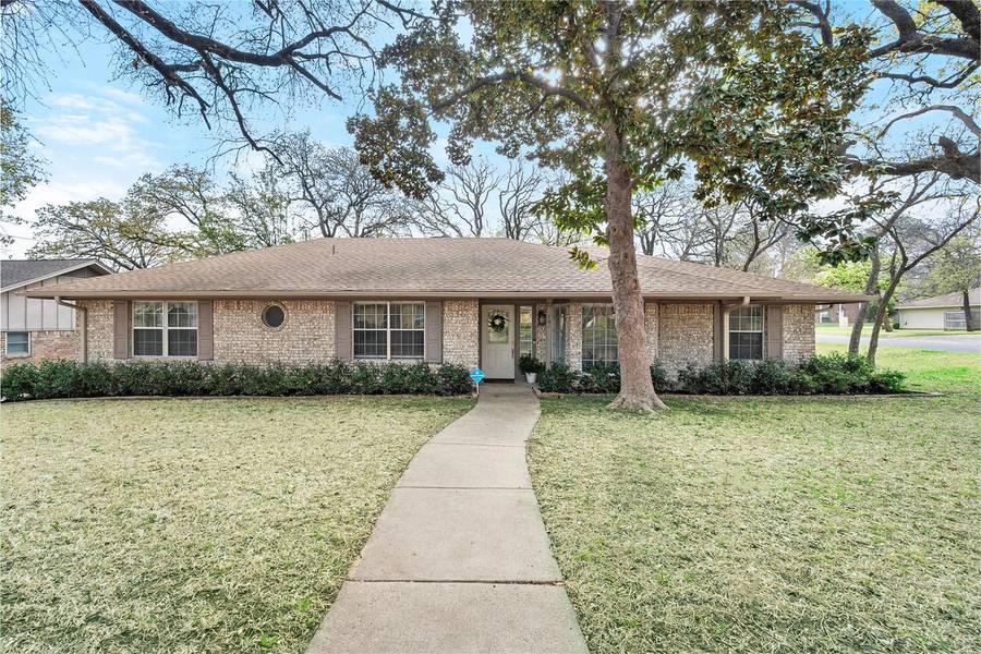 701 Castlewood Lane, Arlington, TX 76012