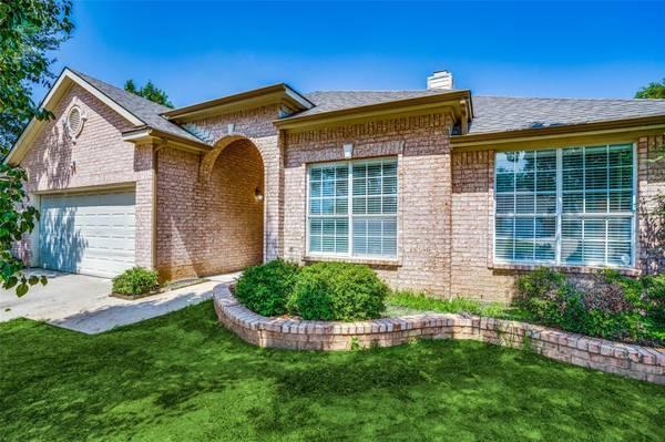 2756 Water Oak Drive, Grand Prairie, TX 75052