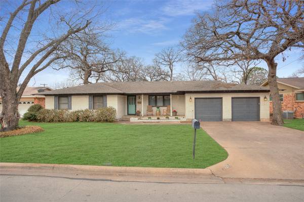 1121 Hurstview Drive, Hurst, TX 76053