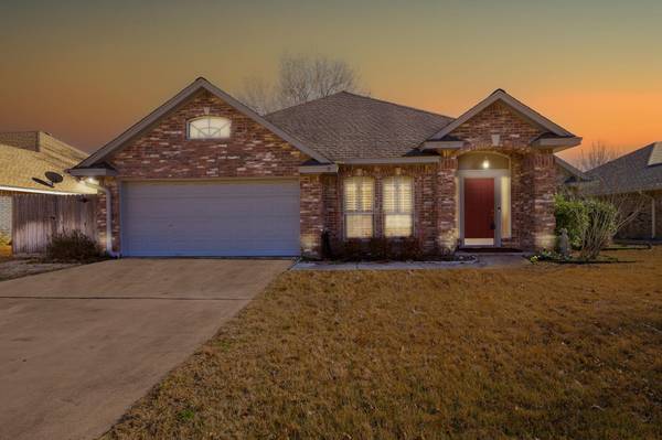 8119 Saddlebrook Drive, Benbrook, TX 76116