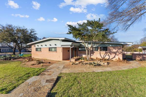 4808 Winthrop Avenue E, Fort Worth, TX 76116