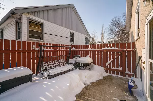 Calgary, AB T3E1X4,2218 25 ST SW