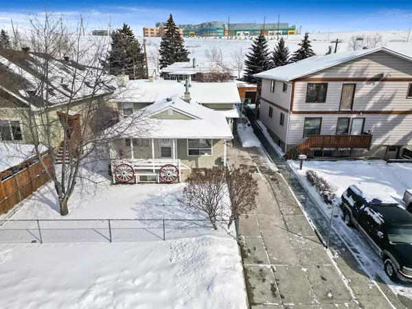 Calgary, AB T3B 0W2,4436 21 AVE NW