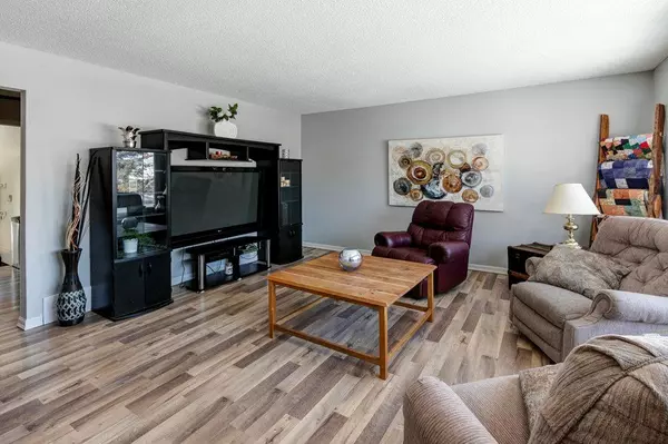 Calgary, AB T1Y 1J2,117 Rundleview Close NE