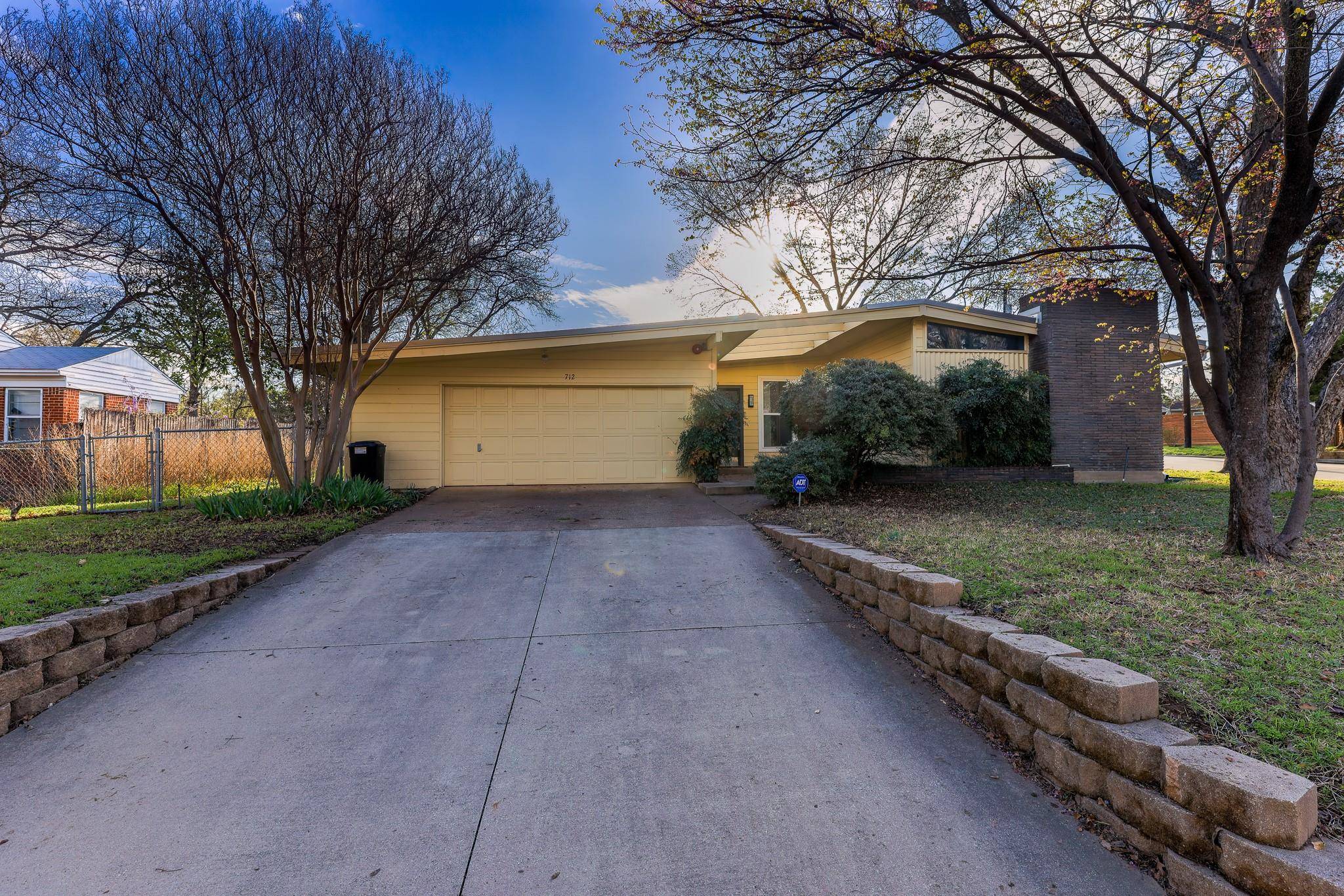 712 S Wildwood Drive,  Irving,  TX 75060