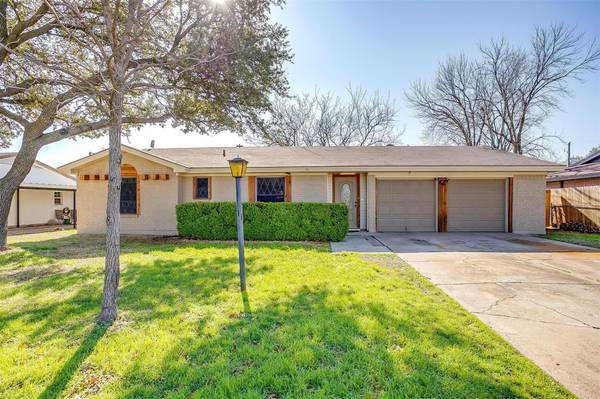 1008 Darnell Avenue, Benbrook, TX 76126