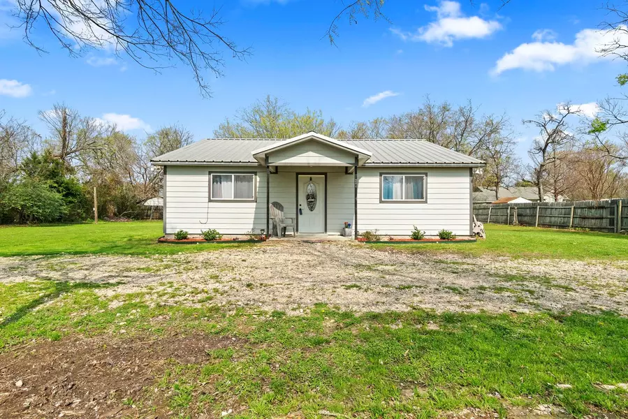 204 W Benton Street, Rice, TX 75155