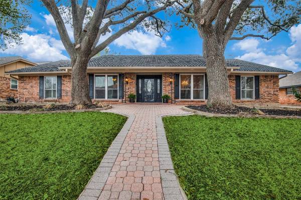 1115 Crowley Road, Arlington, TX 76012