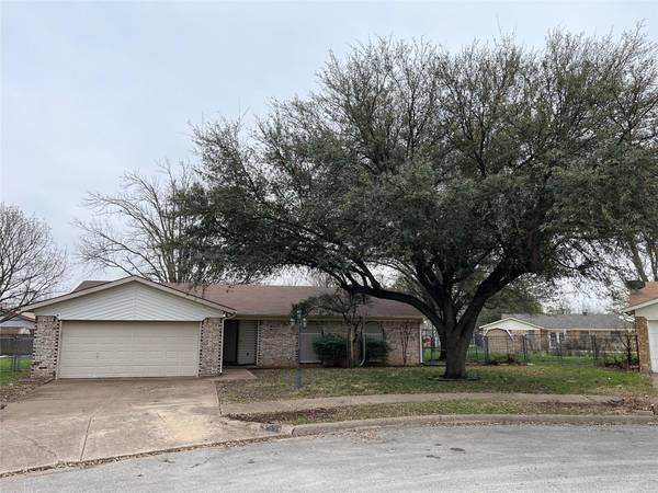 555 Taos Court, Saginaw, TX 76179