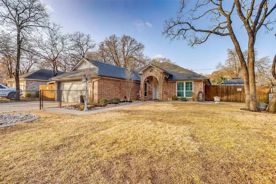 657 Inwood Road, Azle, TX 76020