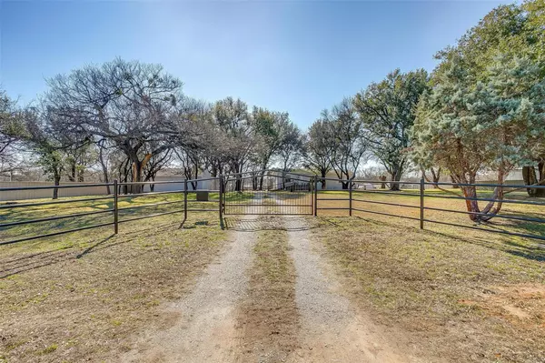 423 J E Woody Road,  Springtown,  TX 76082