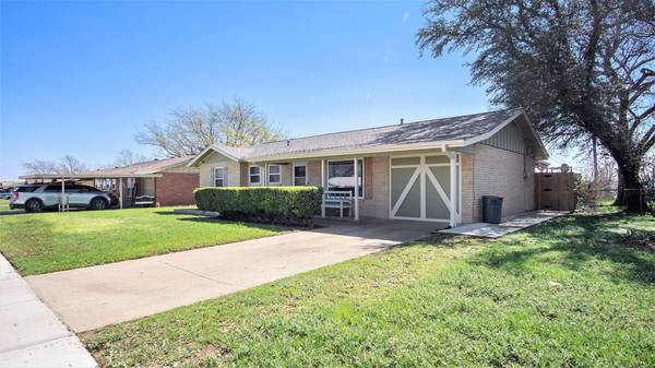 8137 Tumbleweed Trail, White Settlement, TX 76108