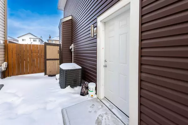 Calgary, AB T3J 4M1,32 Saddlehorn CRES NE